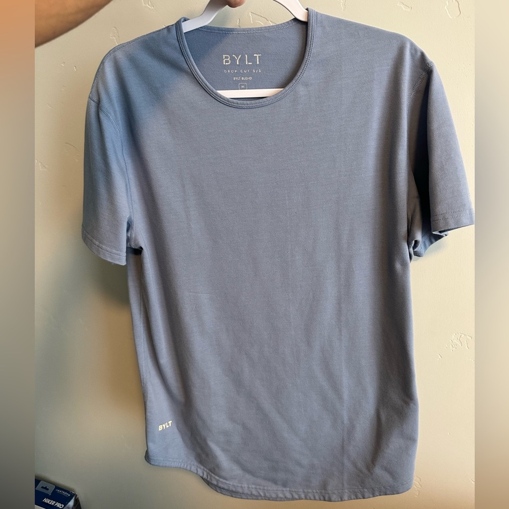 Bylt Men’s shirt. Medium. Dropcut. Bylt Blend in light blue.